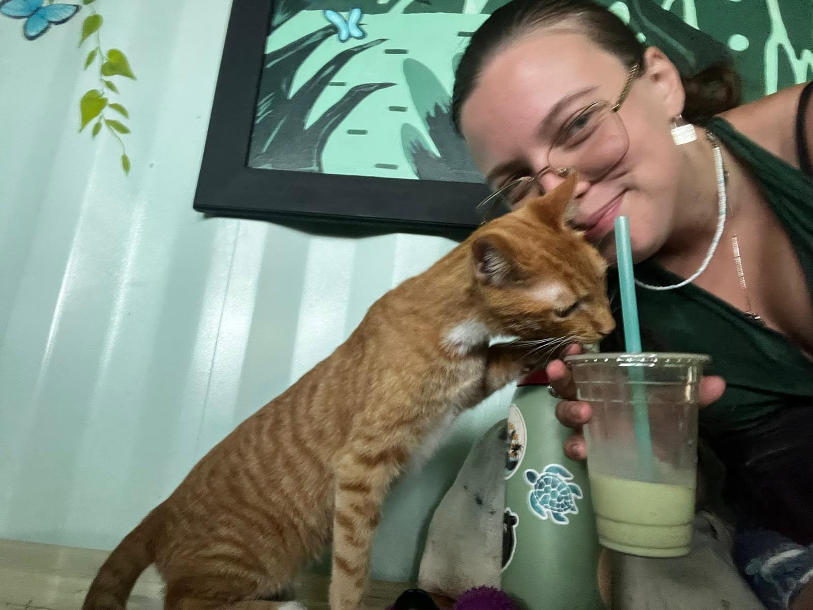 Carol Anne avec un chat dans les bras